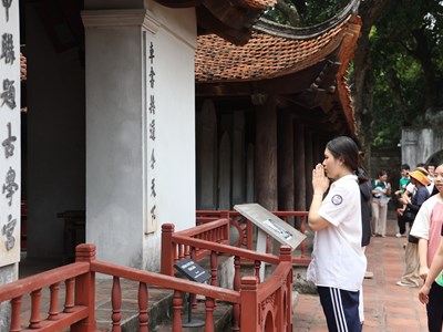 Phụ huynh và học sinh đổ về Văn Miếu cầu may trước kì thi vào lớp 10 