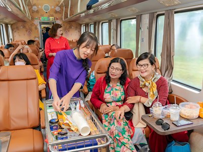 Quét QR đặt hàng đặc sản trên tàu và tự động xếp chỗ khi mua vé