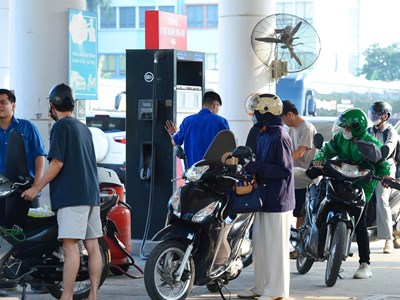 Người dân Hà Nội đổ xăng sinh học E10 trong ngày chính thức mở bán đại trà 