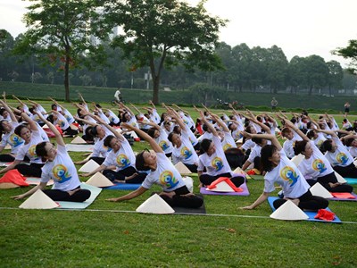 Hà Nội: 1.500 người đồng diễn Yoga tại Công viên Yên Sở