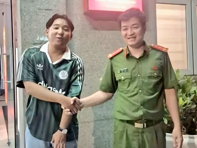 Hà Nội: Du khách nước ngoài được công an trao trả lại vali thất lạc 