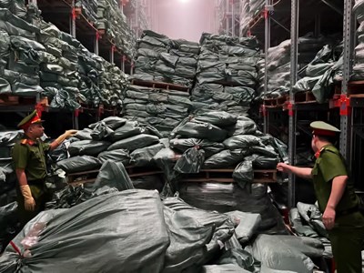 Khởi tố các đối tượng buôn lậu hàng ngàn tấn chân gà đông lạnh