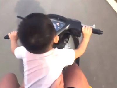 Xử lý anh trai 17 tuổi để em 2 tuổi lái xe máy