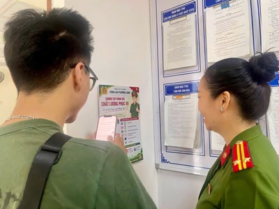 Quét mã QR chấm điểm chất lượng phục vụ của công an 