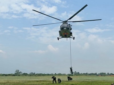 Mãn nhãn xem chiến sĩ đặc công đổ bộ từ trực thăng 
