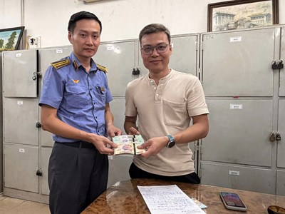 Trả lại gần 123 triệu đồng cho hành khách bỏ quên khi xuống tàu