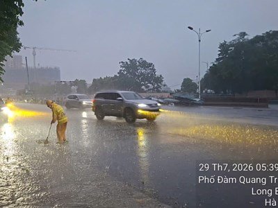 Hà Nội: Mưa diện rộng, nước “tràn nhẹ” lên mặt đường 