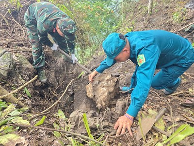 Thấu hiểu từng vách núi quê hương, chiến sĩ dân quân chung tay tìm hài cốt liệt sĩ 