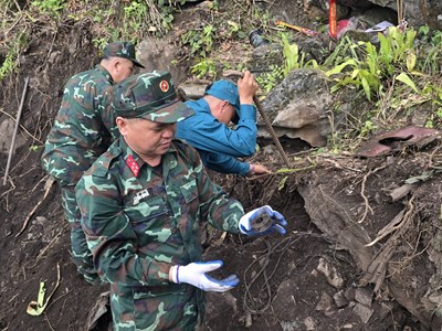 Bạt đá, bới từng gốc cây, ngọn cỏ tìm hài cốt liệt sĩ tại Vị Xuyên
