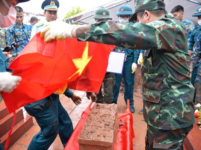 Chiến sĩ Phòng không - Không quân dầm mưa lấy mẫu ADN xác định danh tính liệt sĩ