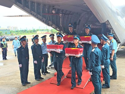 Chuyến bay thiêng liêng vận chuyển 7.104 mẫu sinh phẩm hài cốt liệt sĩ tới Hà Nội