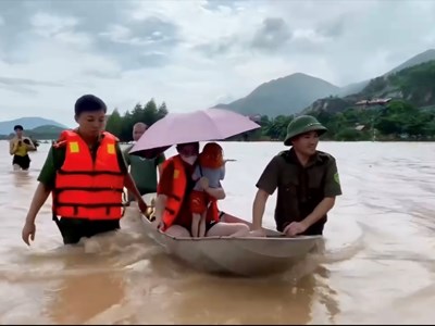 Công an lội nước đưa cháu bé 2 tuổi đi cấp cứu 