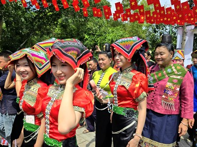 Xúng xính xuống chợ phiên vui Tết Độc lập