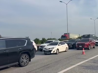 Ô tô về Hà Nội tăng cao, CSGT tổ chức cho xe đi ngược chiều trên cao tốc Cao Bồ - Pháp Vân