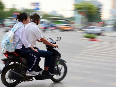 Hà Nội: Nhiều phụ huynh bị lập biên bản, giữ xe khi đưa con đến trường
