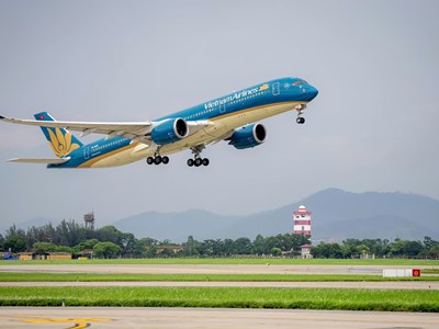 Máy bay Vietnam Airlines hạ cánh khẩn cấp cấp cứu sản phụ sinh con trên máy bay