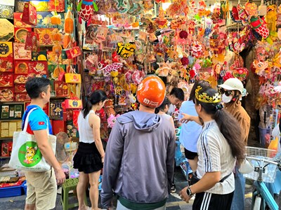  Rực rỡ sắc màu trăng Rằm trên phố Hàng Mã