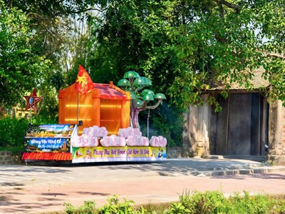 Độc đáo cây đa, cổng làng Đường Lâm trên mô hình đèn Trung thu
