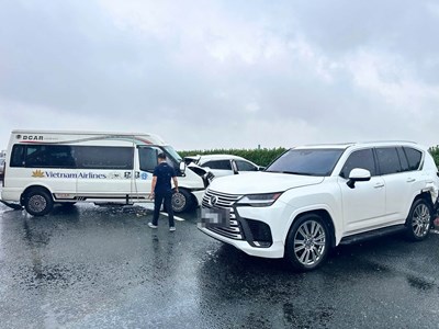 Xe Lexus chèn ép, lạng lách, dừng xe trên cao tốc có dấu hiệu tội phạm 