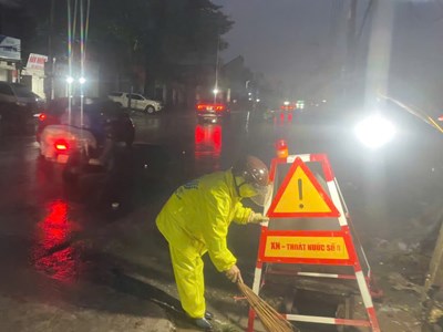 Mưa lớn diện rộng, nhiều tuyến phố Hà Nội ngập 
