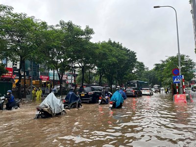  Vì sao nhiều nơi ở Hà Nội ngập sâu trong cơn mưa sáng nay?