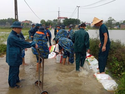 Chiến sĩ Lữ đoàn 28 gia cố hơn 2km đê, giúp dân chống ngập
