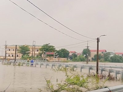 Hà Nội cấm lưu thông trên nhiều tuyến đường ngoại thành do ngập sâu
