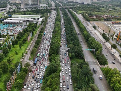 Một số điểm còn bị ngập, di chuyển trên Đại lộ Thăng Long thế nào?