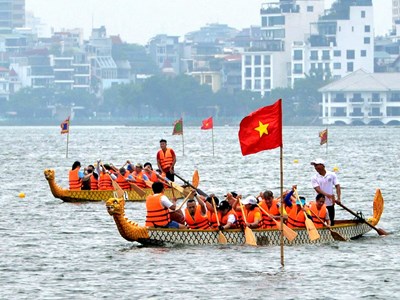Mãn nhãn xem đua thuyền rồng và ván SUP tại hồ Tây