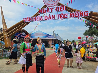 Du khách hào hứng trải nghiệm văn hóa dân tộc Mông tại Điện Biên