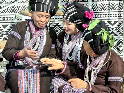 Về nơi nhuộm răng đen là tiêu chuẩn vẻ đẹp phụ nữ