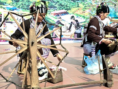Người Lự ở Lai Châu và câu chuyện trao truyền ký ức qua khung cửi
