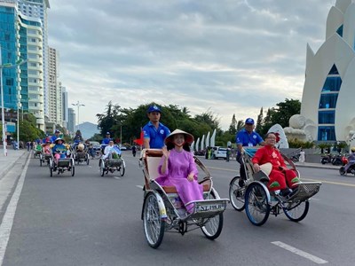  1.500 phụ nữ diễu hành áo dài trên phố biển Nha Trang