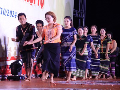 Bài 2 -  “Khước từ” trang phục truyền thống và nỗi lo mai một