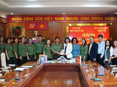 Vụ Thư viện phối hợp tặng hơn 600 cuốn sách cho Công an tỉnh Lâm Đồng