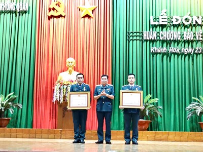 Trao tặng Huân chương bảo vệ Tổ quốc hạng Ba cho hai phi công Trung đoàn 940