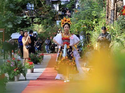 Trình diễn thời trang “Hoa và di sản” trên đường phố Đà Lạt