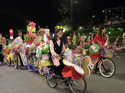 “Hoa và di sản”