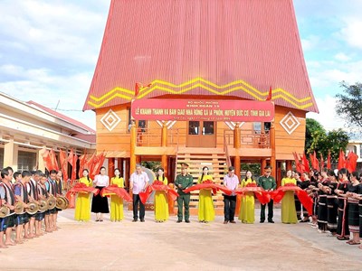 Binh đoàn 15 tặng nhà rông văn hóa cho đồng bào DTTS vùng biên giới