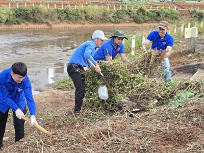 Gia Lai: Ra quân dọn vệ sinh môi trường đón Tết Nguyên đán Ất Tỵ 2025.