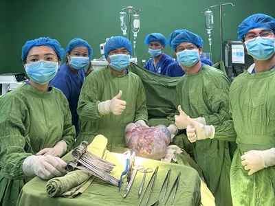 Gia Lai: Cắt bỏ khối u 7kg cho người phụ nữ Campuchia