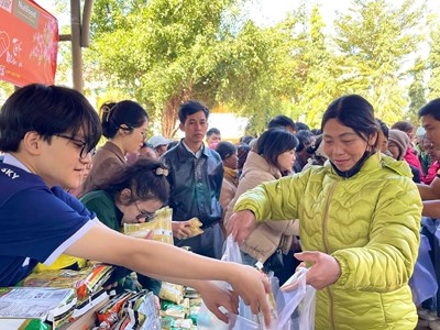 Chợ Tết 0 đồng ấm lòng những người dân khốn khó