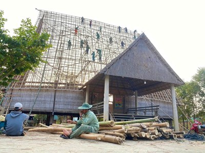  Đồng bào Bahnar làm mới mái nhà rông