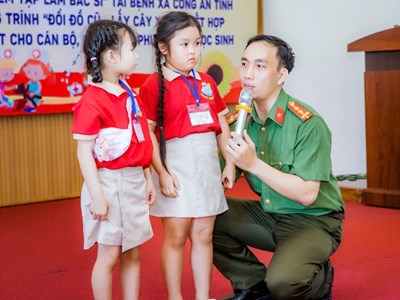  “Trải nghiệm một ngày em tập làm bác sĩ” 