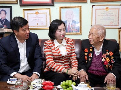 Phó Chủ tịch Quốc hội Nguyễn Thị Thanh thăm, tặng quà các gia đình người có công với cách mạng tại Lâm Đồng