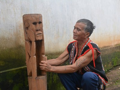 Nỗi niềm lưu truyền nghề tạc tượng của nghệ nhân Ksor Krôh