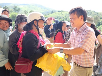 Ấm lòng phiên chợ 0 đồng của đồng bào Xơ Đăng