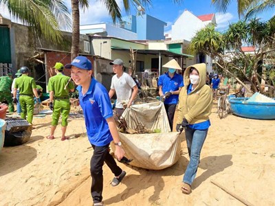 Thanh niên Gia Lai hỗ trợ người dân khắc phục bão lũ