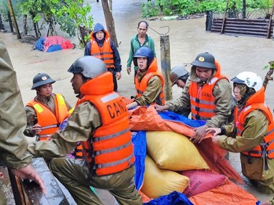 Công an Gia Lai căng mình cứu dân giữa lũ dữ