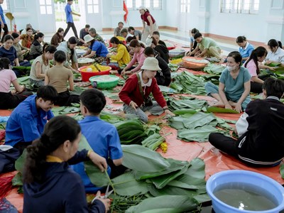 Bánh chưng và nhu yếu phẩm nghĩa tình gửi tới đồng bào vùng lũ